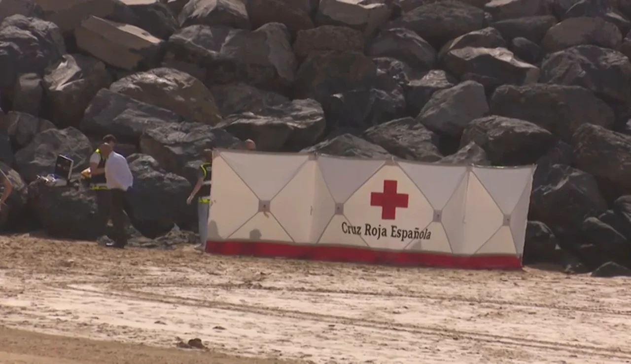 Encuentran el cadáver de un hombre semisumergido en la playa de Las Teresitas en Tenerife