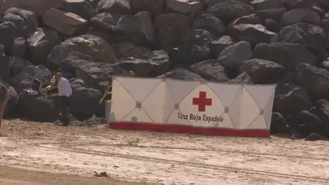 Encuentran el cadáver de un hombre semisumergido en la playa de Las Teresitas en Tenerife Encuentran el cadáver de un hombre semisumergido en la playa de Las Teresitas en Tenerife