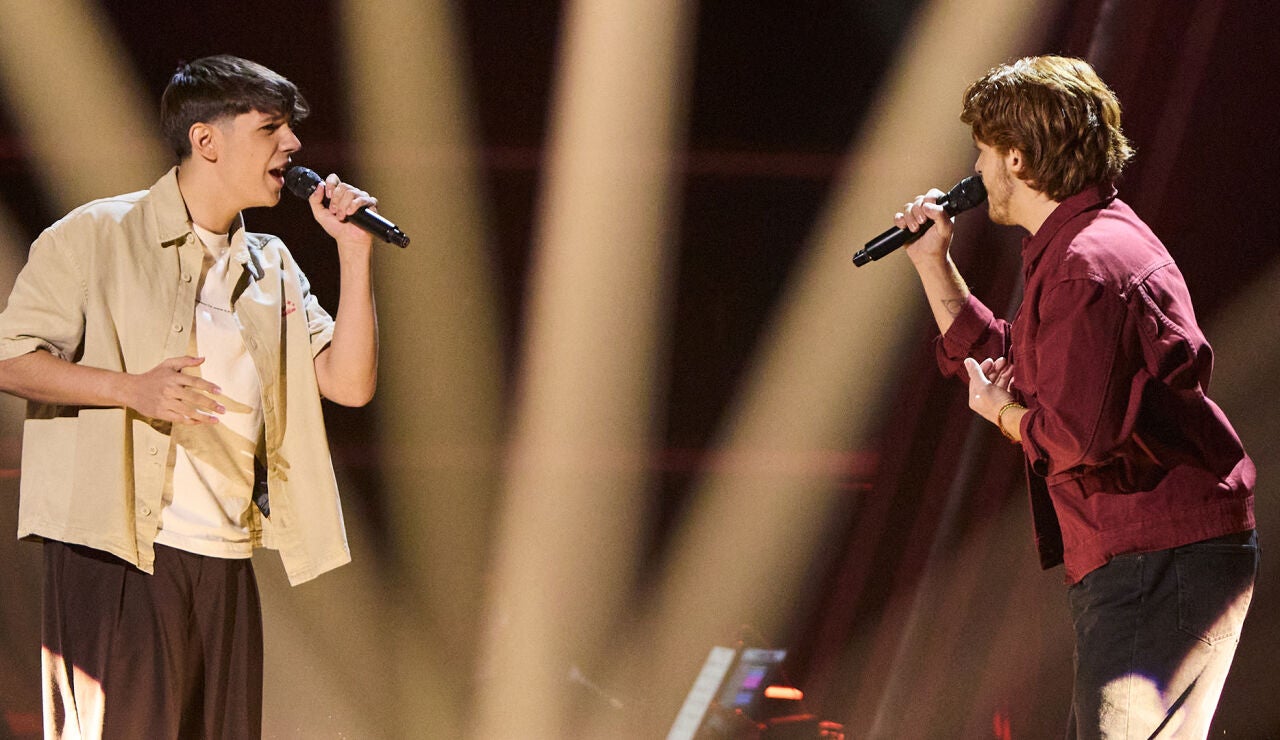 Carlos e Izan en La Voz