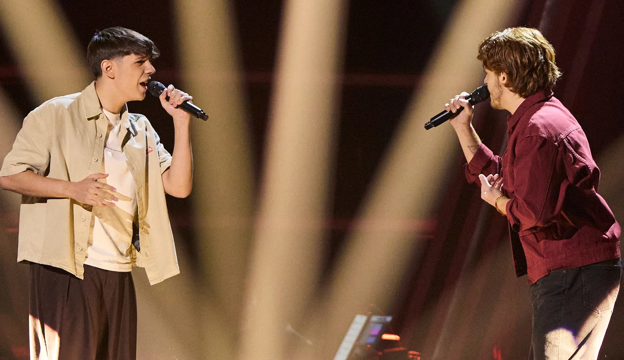 Carlos e Izan en La Voz