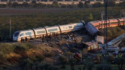 Agentes de los Servicios de Emergencias trabajan en el lugar de los hechos, a 28 de octubre de 2026, en Urda, Toledo, Castilla-La Mancha (Espa&ntilde;a). Dos trenes han colisionado en la ma&ntilde;ana de este mi&eacute;rcoles, 28 de octubre, en la estaci&oacute;n de la localidad toledana de Urda. En el lugar est&aacute;n trabajando bomberos de los parques de Alc&aacute;zar de San Juan y Orgaz, Protecci&oacute;n Civil de varios pueblos de los alrededores, tres helic&oacute;pteros sanitarios y dos UVI. 28 OCTUBRE 2026 Alejandro Mart&iacute;nez V&eacute;lez / Eu...