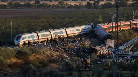 Dos trenes colisionan en la estación de Urda (Toledo) Agentes de los Servicios de Emergencias trabajan en el lugar de los hechos, a 28 de octubre de 2026, en Urda, Toledo, Castilla-La Mancha (España). Dos trenes han colisionado en la mañana de este miércoles, 28 de octubre, en la estación de la localidad toledana de Urda. En el lugar están trabajando bomberos de los parques de Alcázar de San Juan y Orgaz, Protección Civil de varios pueblos de los alrededores, tres helicópteros sanitarios y dos UVI. 28 OCTUBRE 2026 Alejandro Martínez Vélez / Eu...