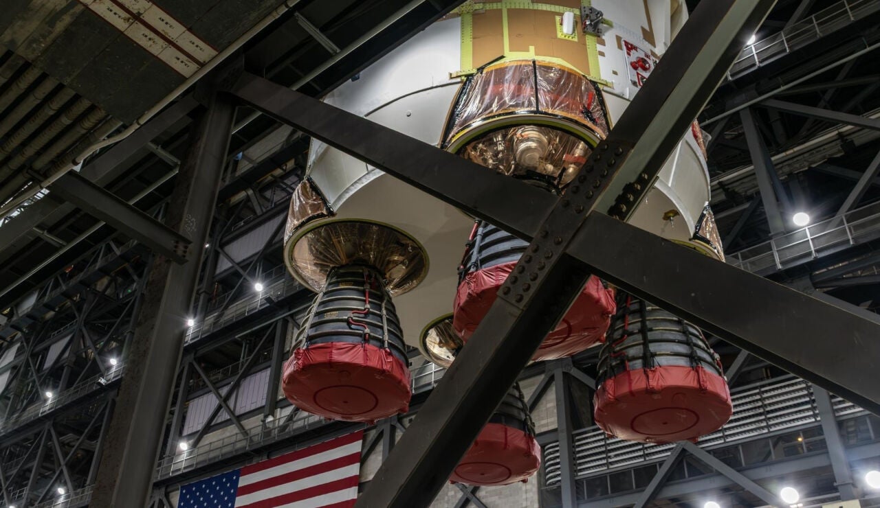 La etapa central del SLS Artemis III se une a los propulsores en Kennedy