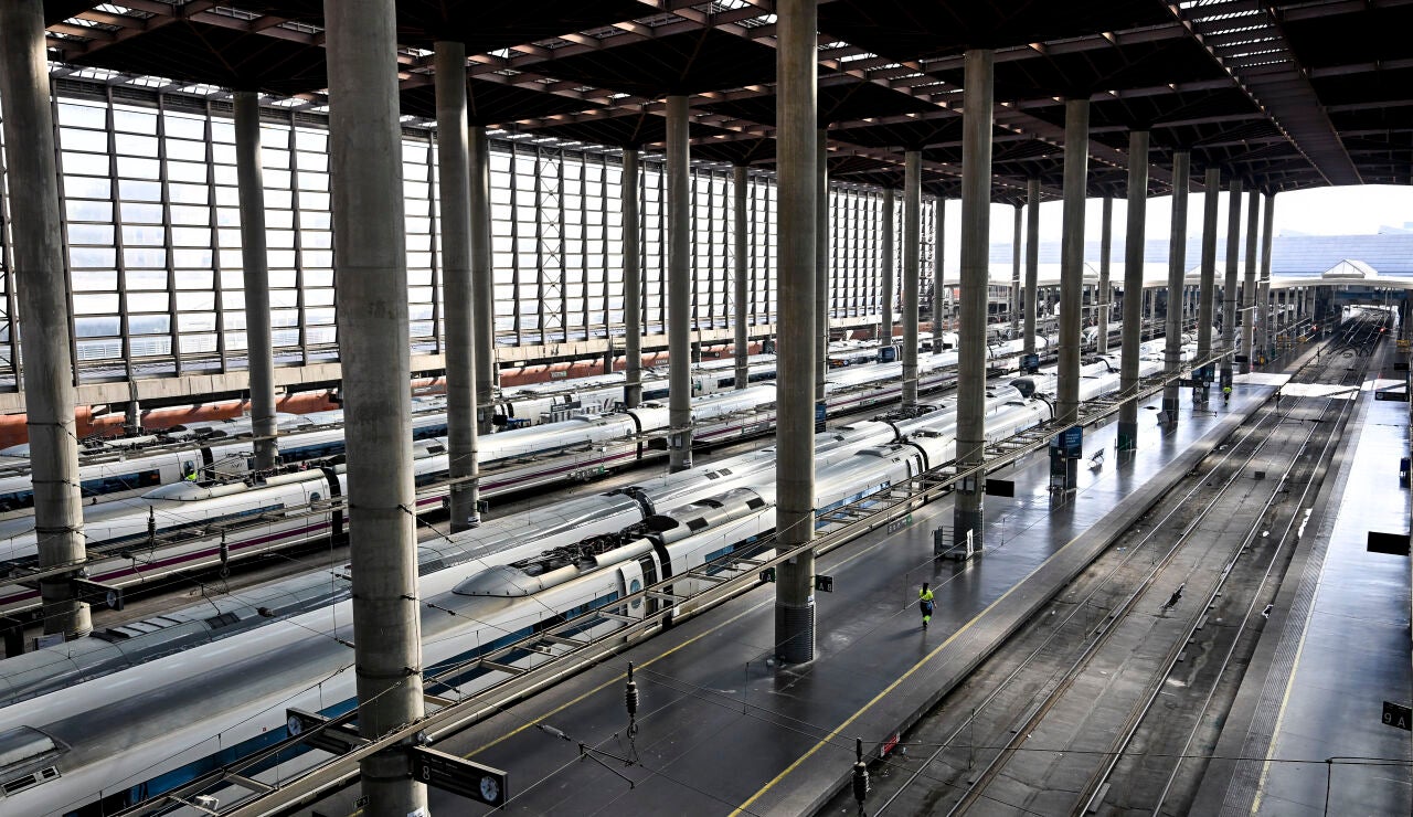 ista de la Estaci&oacute;n de Atocha de Madrid momentos antes de guardarse un minuto de silencio por las v&iacute;ctimas del accidente ferroviario de Urda (Toledo)