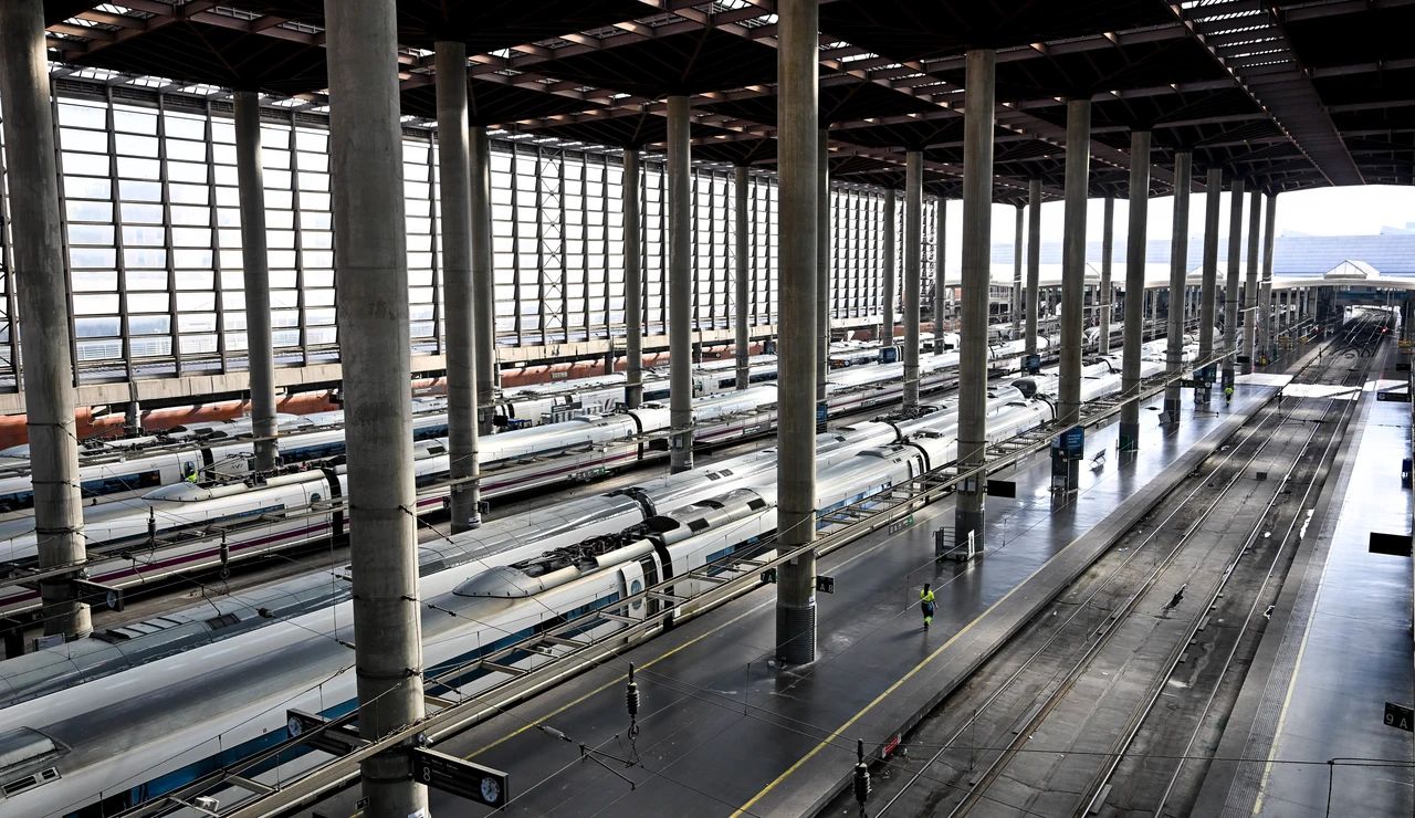 ista de la Estación de Atocha de Madrid momentos antes de guardarse un minuto de silencio por las víctimas del accidente ferroviario de Urda (Toledo)