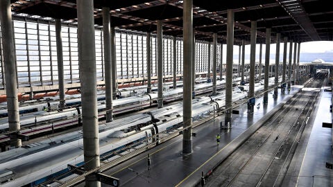 ista de la Estaci&oacute;n de Atocha de Madrid momentos antes de guardarse un minuto de silencio por las v&iacute;ctimas del accidente ferroviario de Urda (Toledo)
