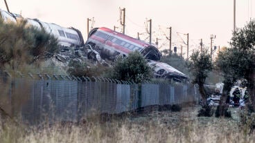 Los servicios de emergencia junto a maquinaria pesada trabajan en el lugar del accidente ferroviario un d&iacute;a despu&eacute;s del suceso, este jueves, en la localidad toledana de Urda