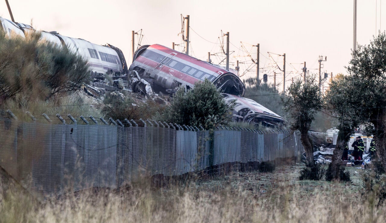 Los servicios de emergencia junto a maquinaria pesada trabajan en el lugar del accidente ferroviario un d&iacute;a despu&eacute;s del suceso, este jueves, en la localidad toledana de Urda