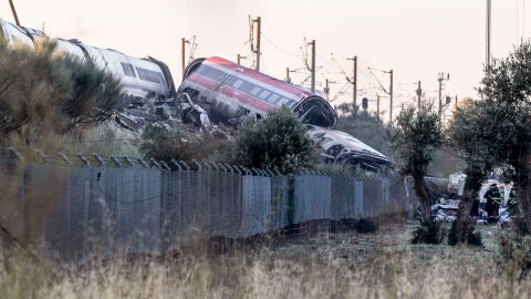 Los servicios de emergencia junto a maquinaria pesada trabajan en el lugar del accidente ferroviario un d&iacute;a despu&eacute;s del suceso, este jueves, en la localidad toledana de Urda