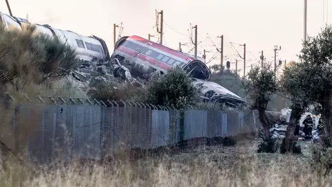 Los servicios de emergencia junto a maquinaria pesada trabajan en el lugar del accidente ferroviario un día después del suceso, este jueves, en la localidad toledana de Urda Los servicios de emergencia junto a maquinaria pesada trabajan en el lugar del accidente ferroviario un día después del suceso, este jueves, en la localidad toledana de Urda