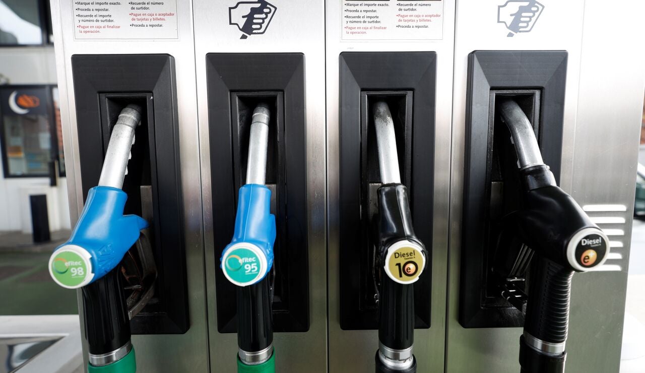 Imagen de archivo de surtidores de gasolina en una estaci&oacute;n de servicio