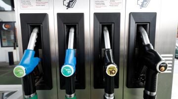 Imagen de archivo de surtidores de gasolina en una estaci&oacute;n de servicio