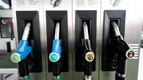 Imagen de archivo de surtidores de gasolina en una estación de servicio Imagen de archivo de surtidores de gasolina en una estación de servicio