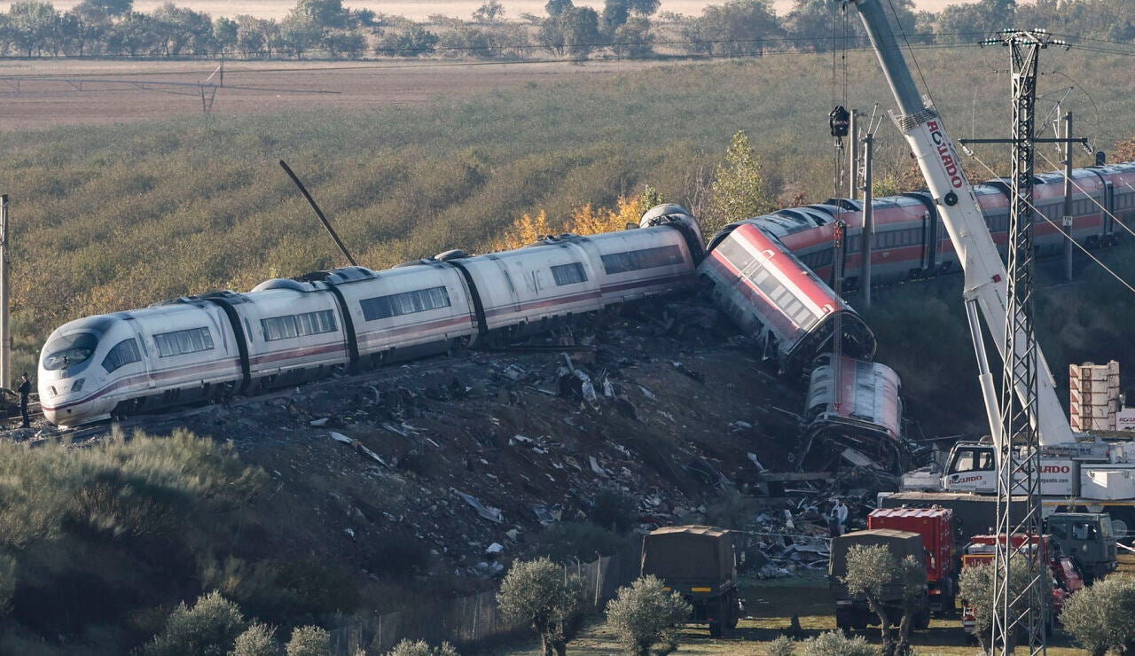 Camiones del ej&eacute;rcito y gr&uacute;as pesadas trabajan este jueves en los convoyes de los trenes de Renfe e Iryo que colisionaron en Urda (Toledo)