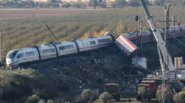 Camiones del ej&eacute;rcito y gr&uacute;as pesadas trabajan este jueves en los convoyes de los trenes de Renfe e Iryo que colisionaron en Urda (Toledo)