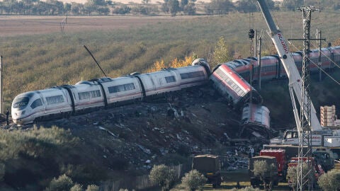 Camiones del ej&eacute;rcito y gr&uacute;as pesadas trabajan este jueves en los convoyes de los trenes de Renfe e Iryo que colisionaron en Urda (Toledo)