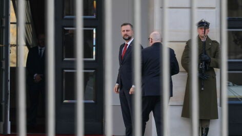 El ministro de Defensa polaco acudiendo a una reuni&oacute;n