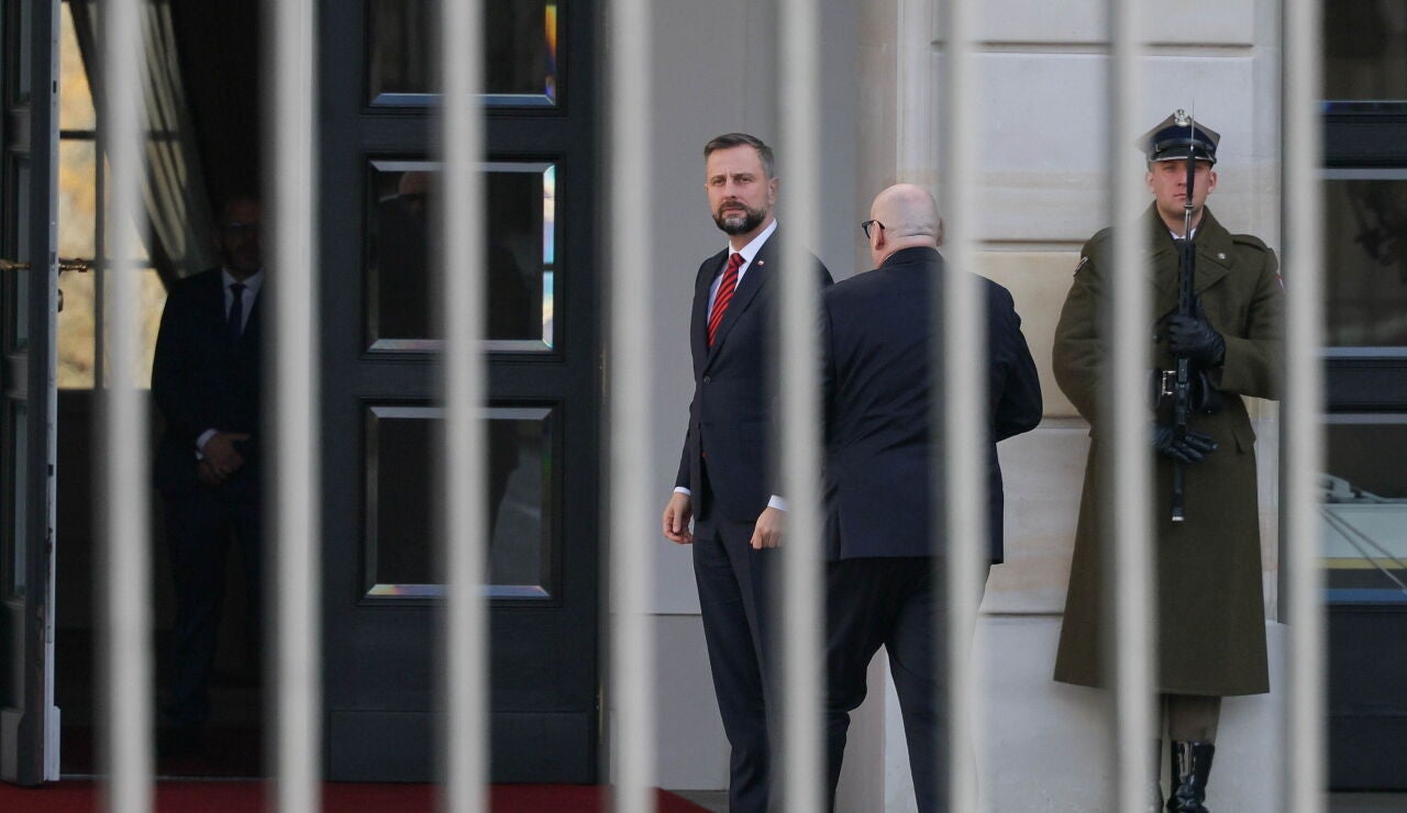 El ministro de Defensa polaco acudiendo a una reuni&oacute;n