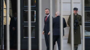El ministro de Defensa polaco acudiendo a una reuni&oacute;n