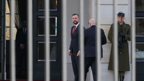 El ministro de Defensa polaco acudiendo a una reuni&oacute;n