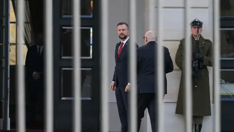 El ministro de Defensa polaco acudiendo a una reunión El ministro de Defensa polaco acudiendo a una reunión