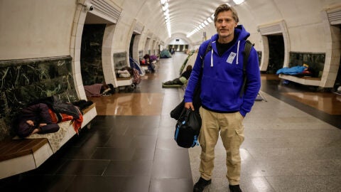 Nikolaj Coster-Waldau se refugia dentro de una estación de metro en Kiev